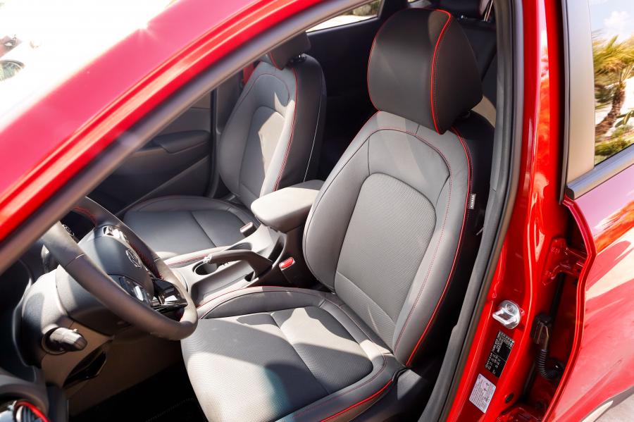 Интерьер Hyundai Kona (OS) 2017 года  (WW) (фото 39 из 50)